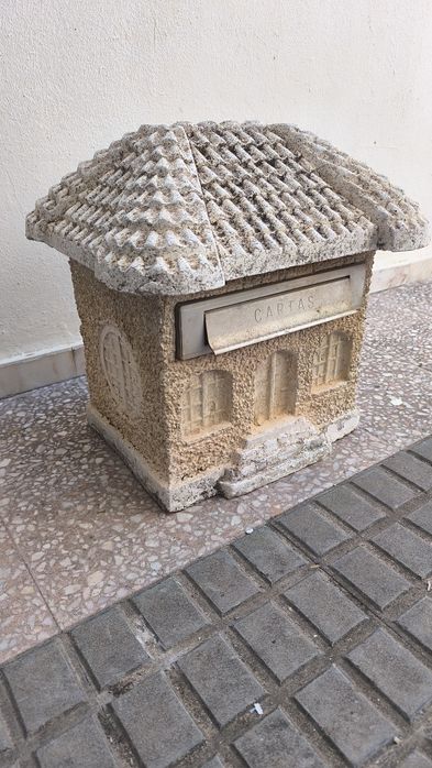 Caixa de correio em pedra