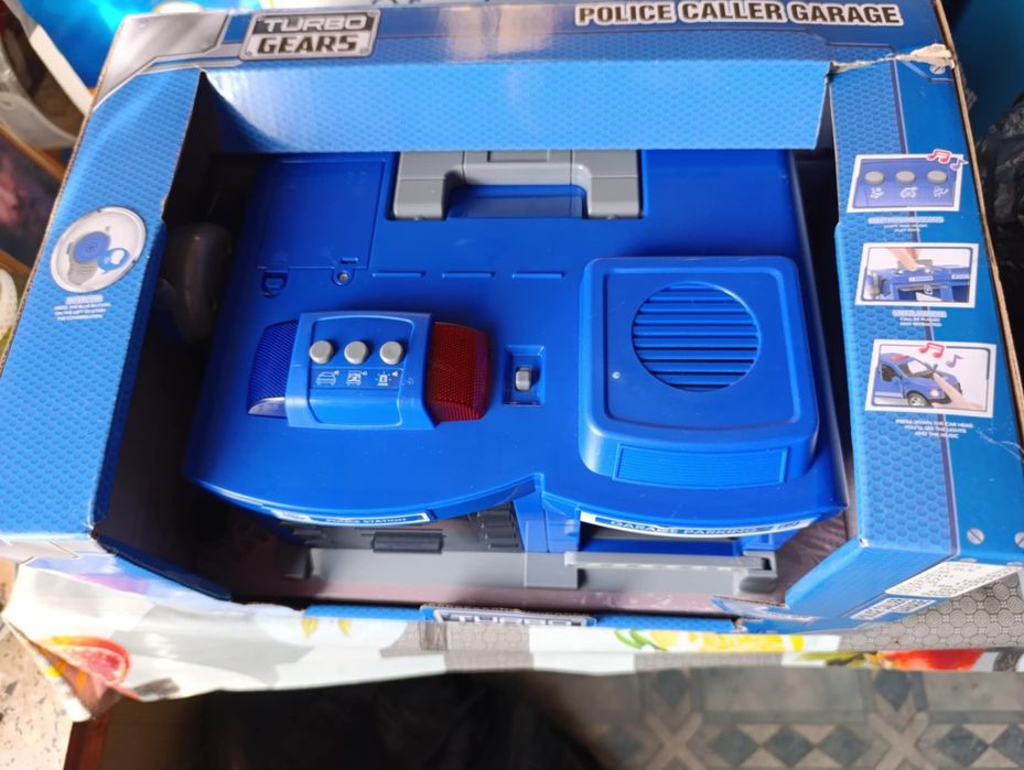 Zabawka garaż policyjny z radiem