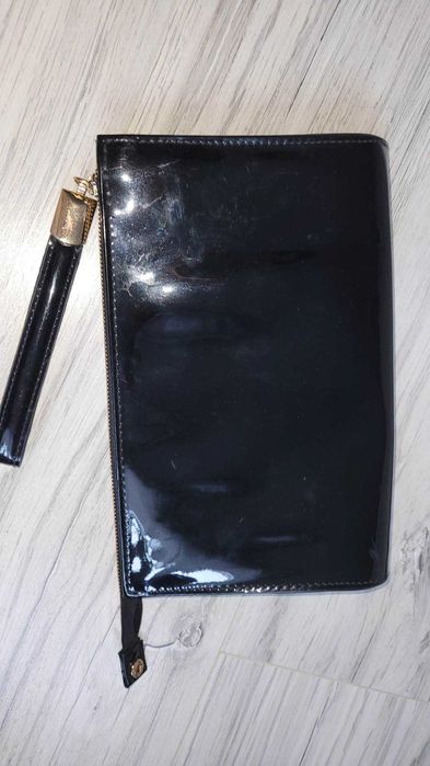 Torebka kopertowa czarna lakierowana złoty zamek kopertówka jak nowa