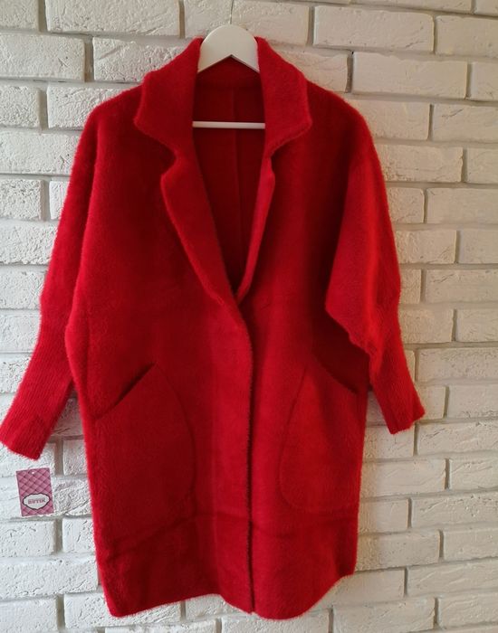Piękny czerwony klasyczny płaszcz alpaka na wiosnę