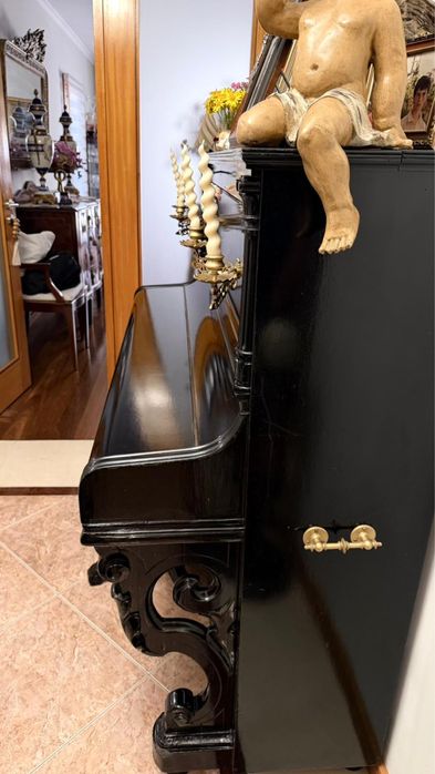 Piano antigo com banco a combinar conjunto.