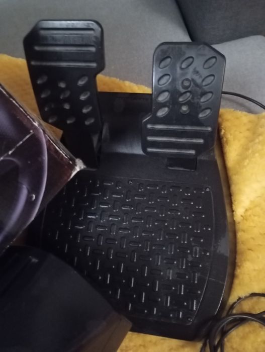 Volante Thrustmaster Ferrari GT Experience – PS3 / PC com Pedais