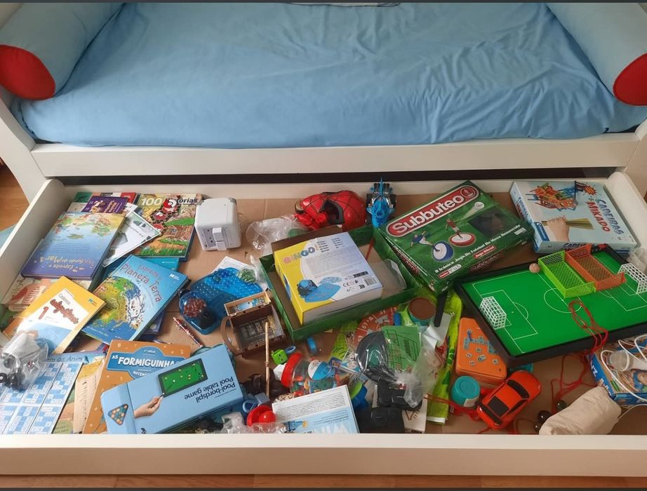Urgente - Vendo cama com gavetão