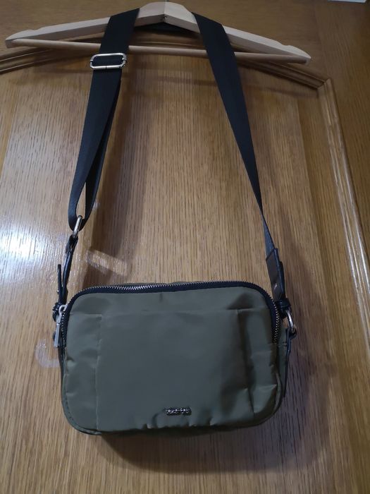 Mala de mulher. Parfois. Como nova.  Cordão azul removível.