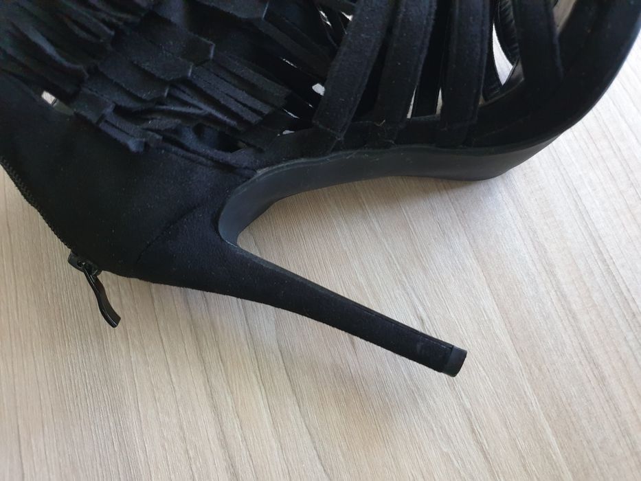 Czarne buty na wysokim obcasie 38, odkryte palce, frendzle