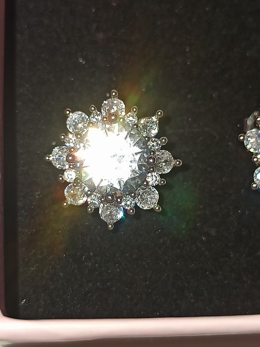 Серсеребряные серьги с муассанитом