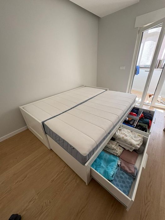 Cama com 2 colchões e estrado