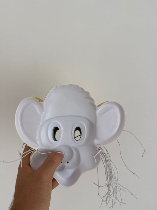 Lote de Máscaras Infantis de Carnaval em Plástico Moldado (Personagem Animal / Leão Amarelo com Óculos) – Conjunto de 26 Unidades