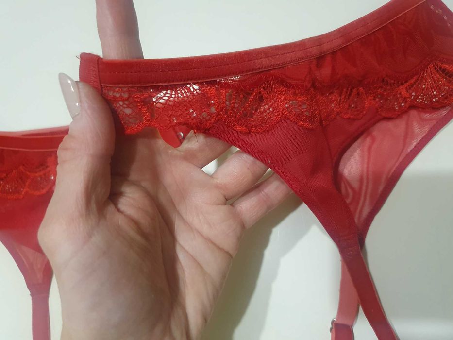 Червоний пояс для панчіх від Triumpph