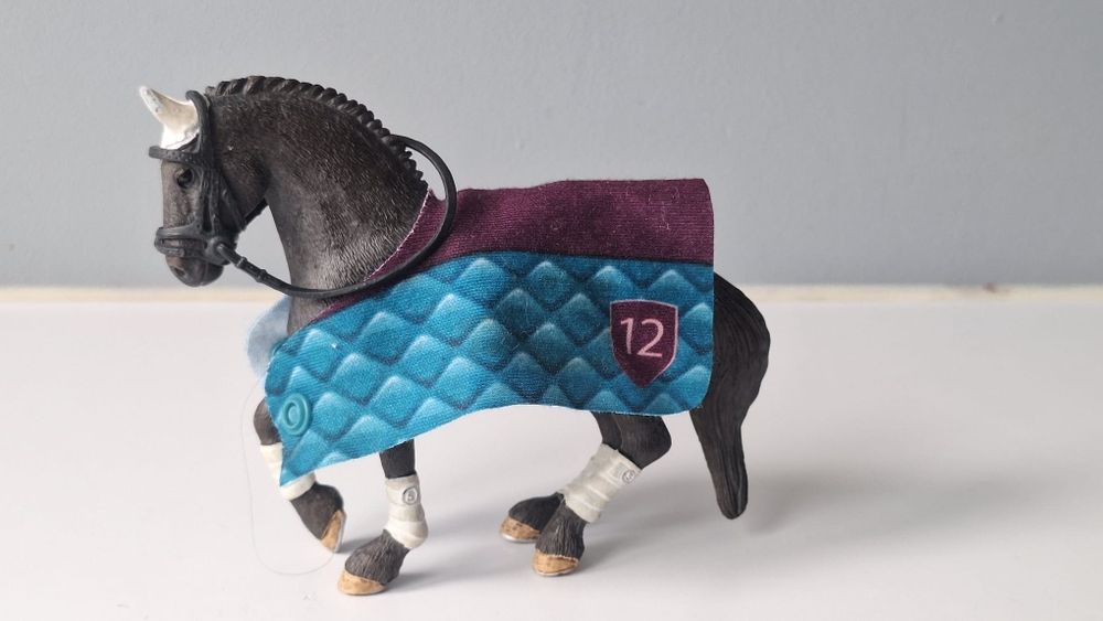 Schleich Zestaw turniejowy Koń fryzyjski