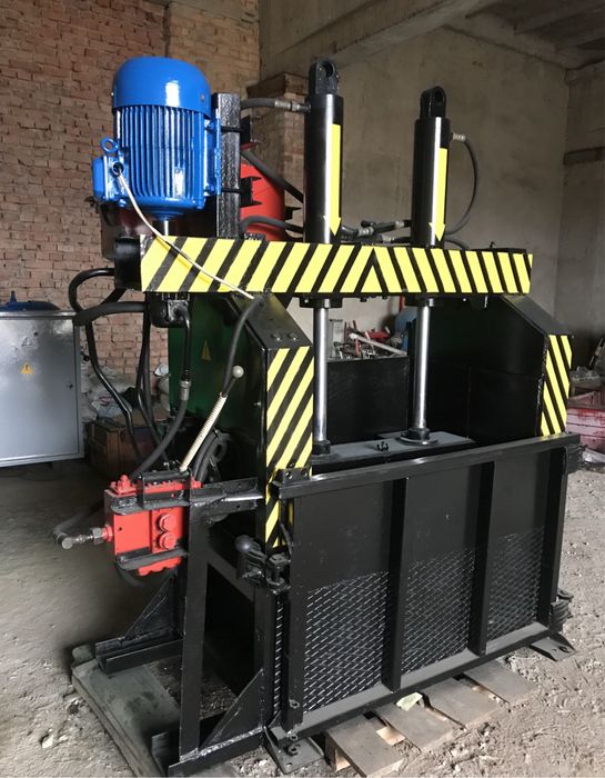 Продам Прес для макулатури,картону,та смітя ПЕТ тару.