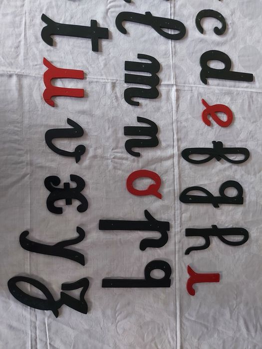 Letras móveis elaboradas manualmente
