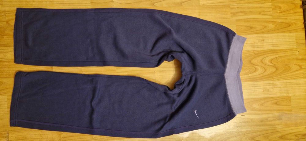 Ciepłe fioletowe spodnie dresowe Nike 152/158