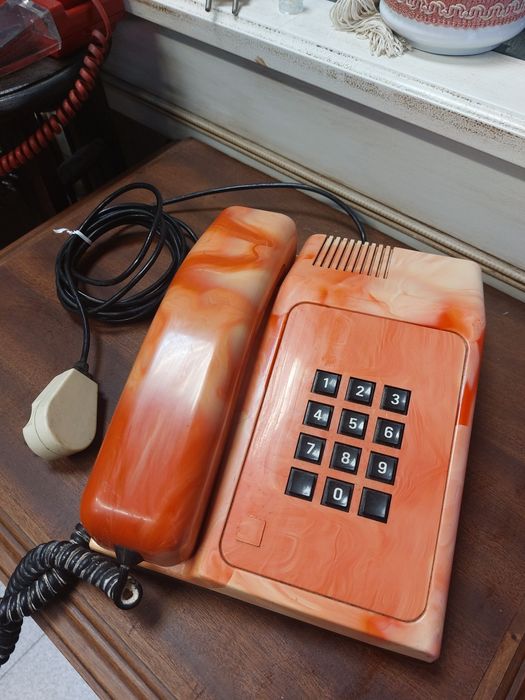 Telefone fixo analógico com botões de pressão com teclado numérico 

C