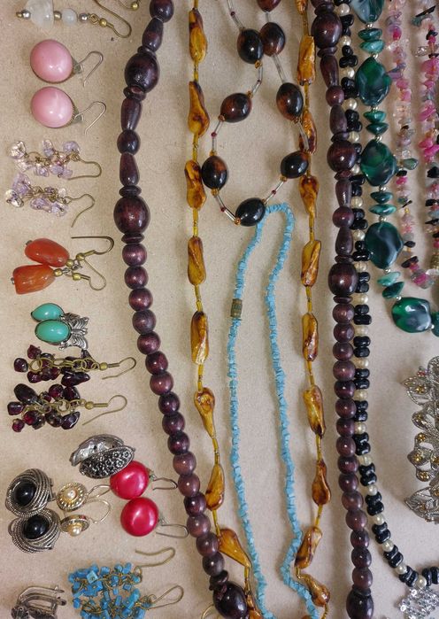 Бижутерия - бусы, сережки, брошки.