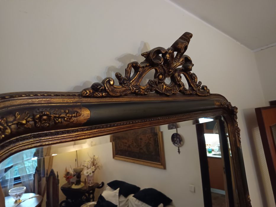 Espelho de parede com 132 cm de largura e 107 cm de altura