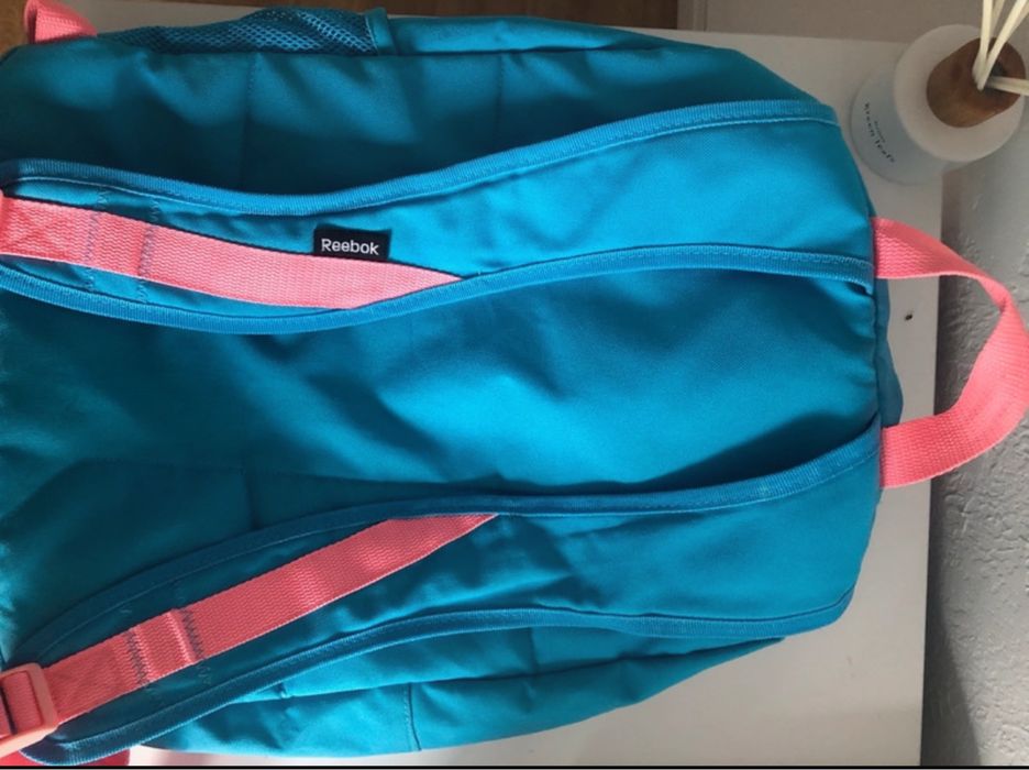 niebieski plecak reebok z różowymi elementami