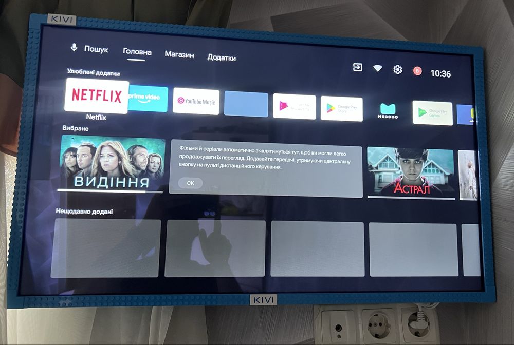 Телевізор KIVI Kids у дитячому дизайні з синьою рамкою, на базі Android TV