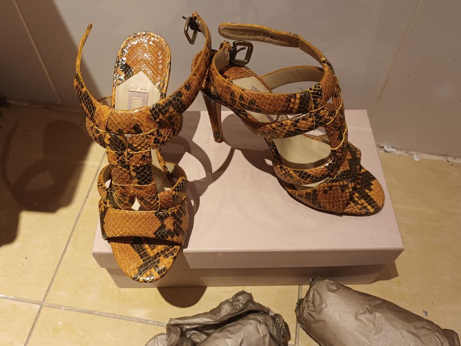 Sapatos / sandalias uterque novas
