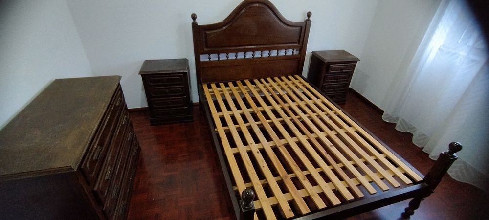 Camas de casal  com duas mesas de cabeceira