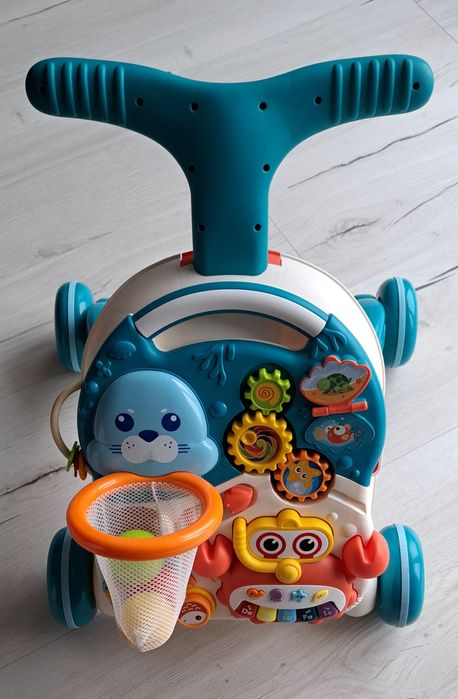 Pchacz i stolik edukacyjny 2w1