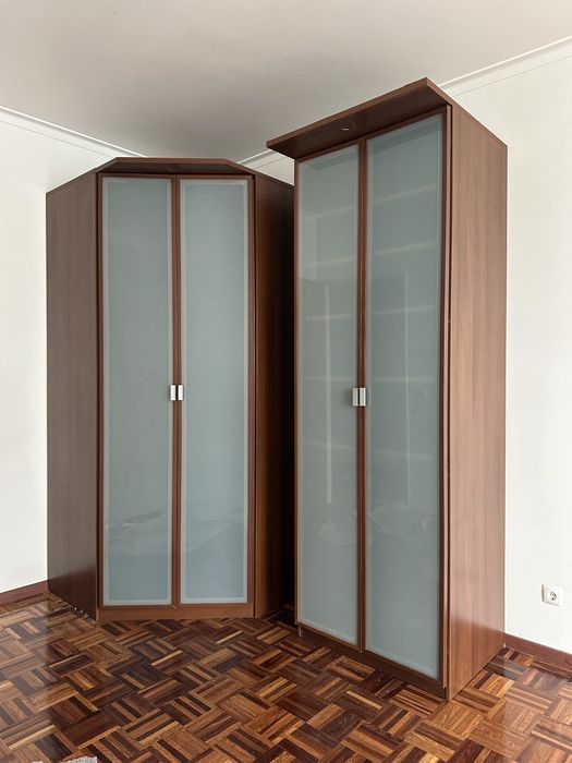 Conjunto de roupeiros/armários em madeira