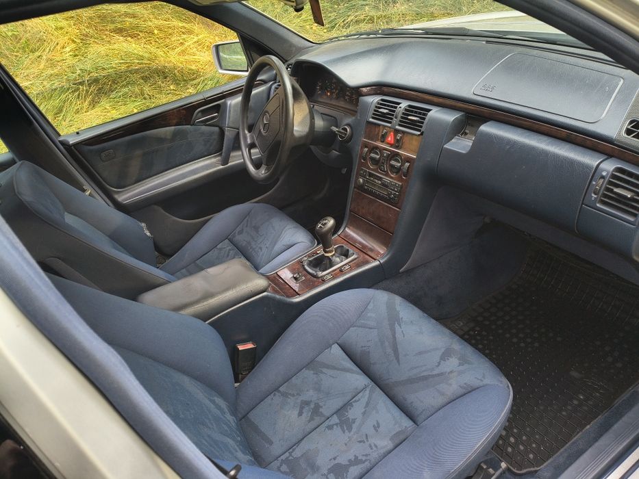 Mercedes-Benz e220D 1996r