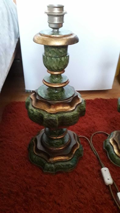 stara lampa elektryczna drewniana