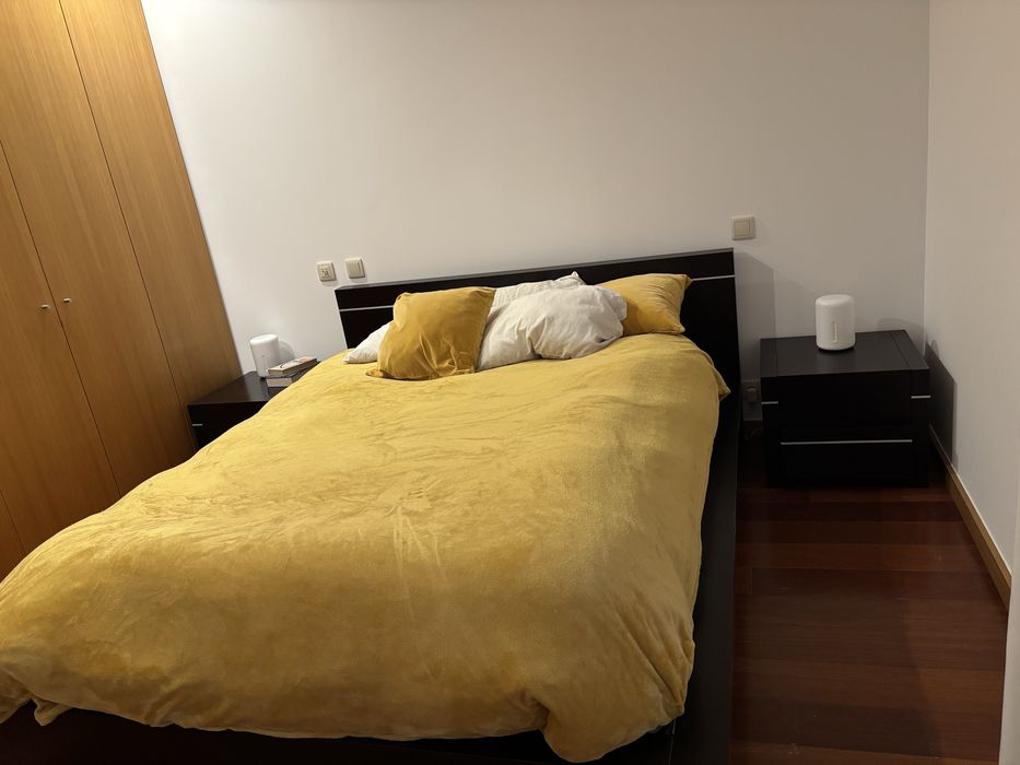 Quarto de Madeira mesa e cabeceiro e colchao