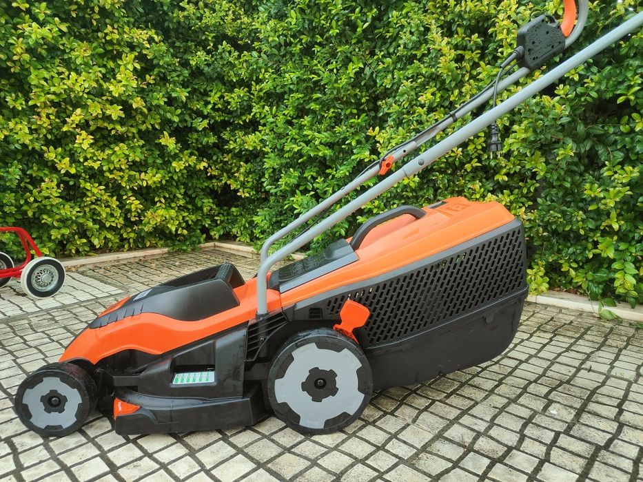 Máquina de cortar relva elétrica Black + Decker