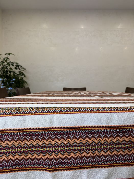 Вишита скатертина до святкового столу