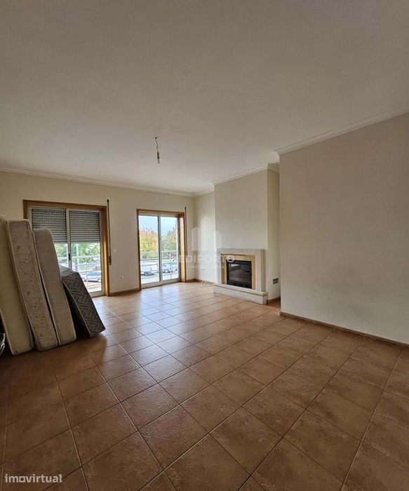 Venda de Apartamento T3 com  Varanda, arrumos com mais de 20 m2 e luga — Rio Tinto, Porto