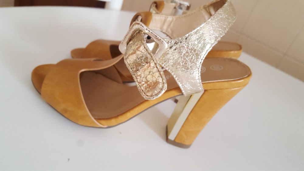 Sandálias novas tamanho 35