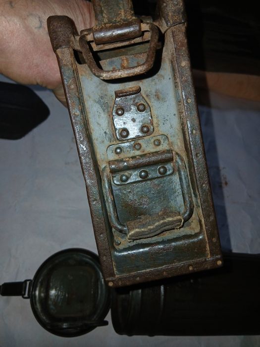 Газ бак ,саперна лопатка  і ботінки.