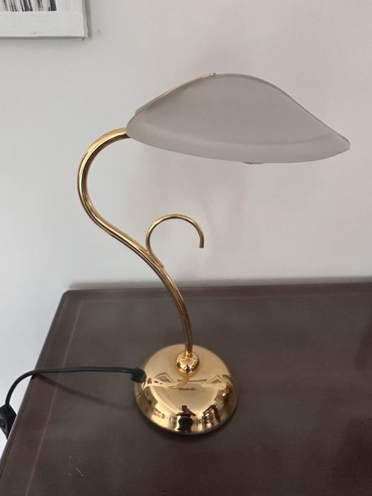 Candeeiro de mesa dourado e vidro temperado