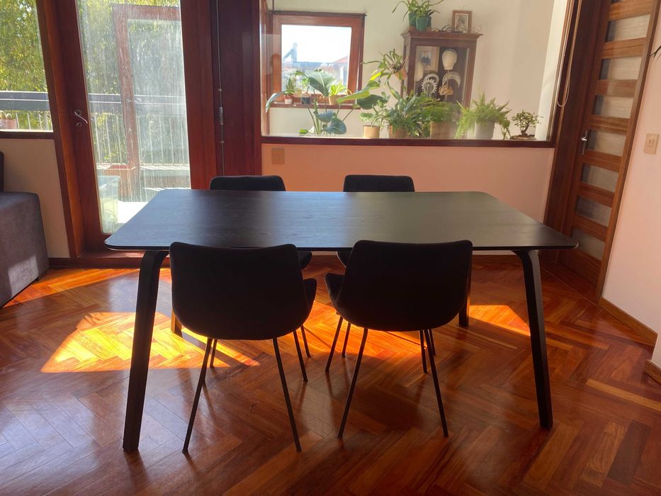 Moderna mesa de jantar com cadeiras