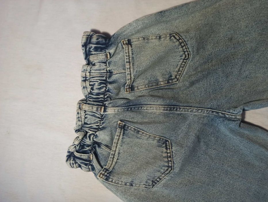 Джинси - мом для дівчинки.