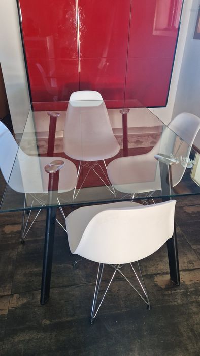 Mesa de metal e vidro com 4 cadeiras