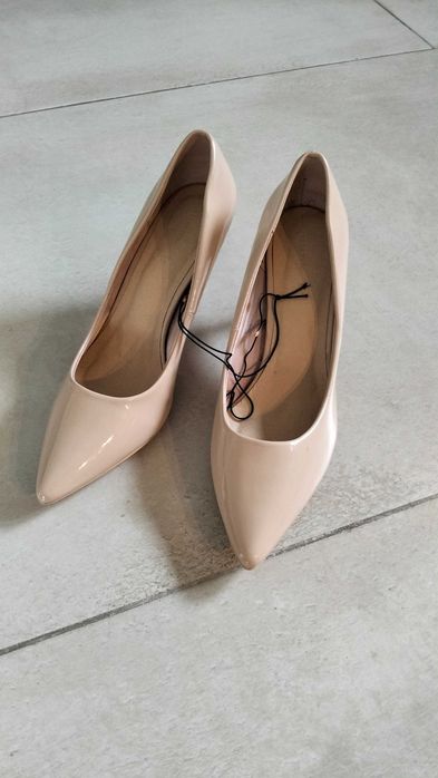 Buty szpilki kremowe lakierowane rozmiar 41