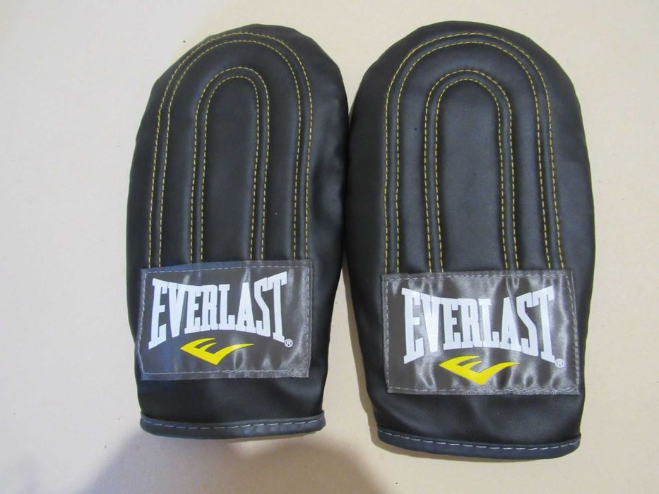 Бинты Decathlon, перчатки Everlast (некомплект)