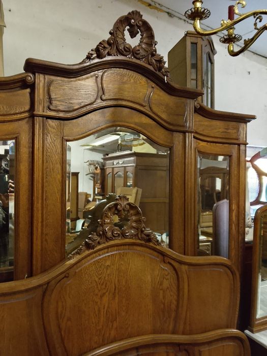 Piękna sypialnia antyk roccaile dębowa z lustrami i marmurami.