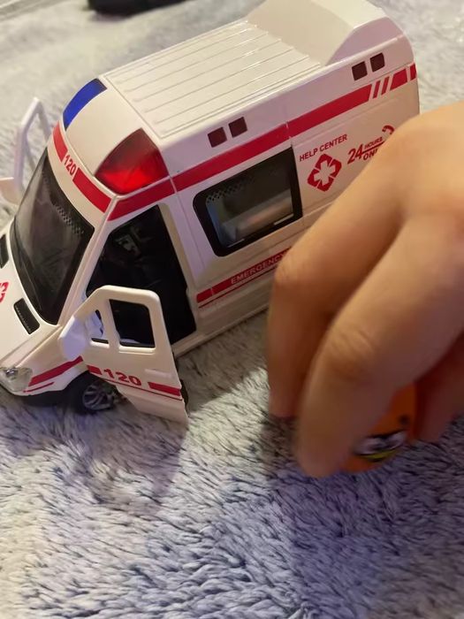 Модель Авто Швидка Медична Допомога Іграшка Машинка 1:32