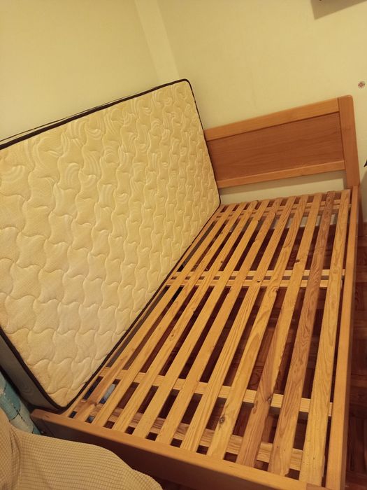 Cama solteiro em madeira com colchão