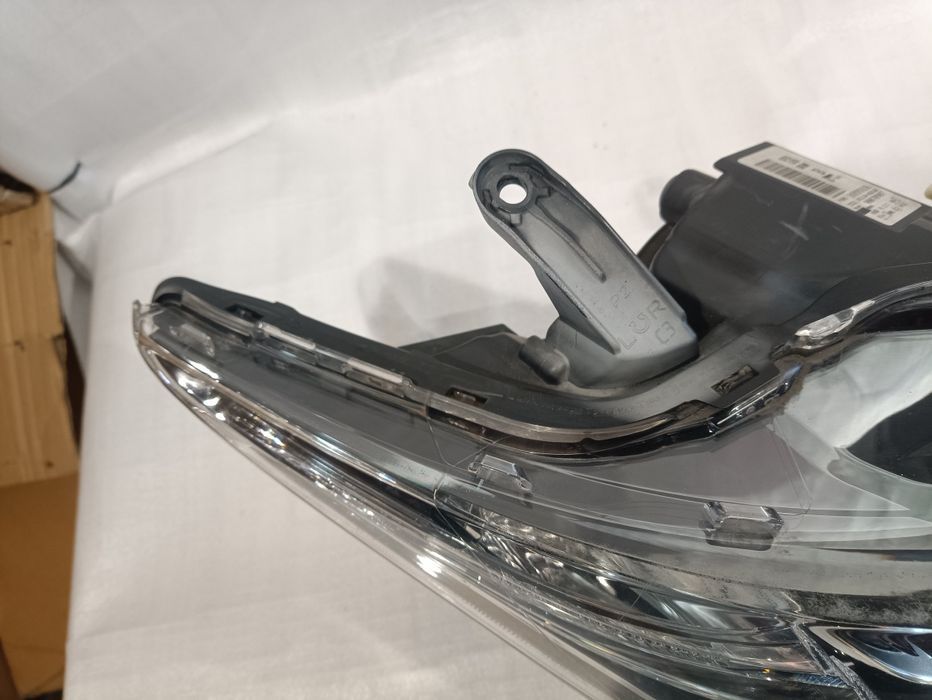 Toyota Auris II 2 lift 15- reflektor przedni prawy przód lampa FULL EU