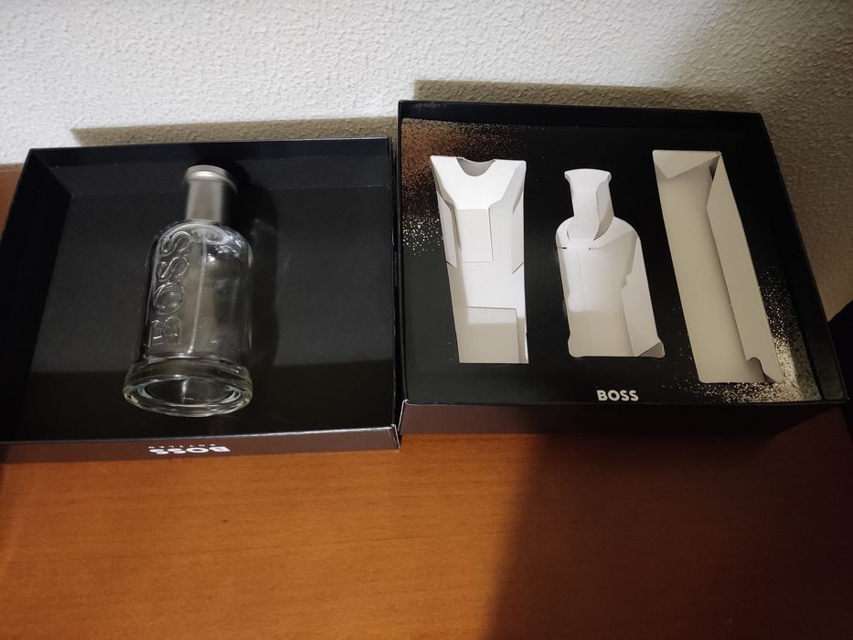 Frasco de perfume Hugo Boss e caixa