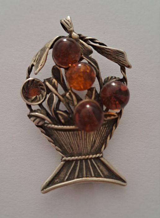 Alfinete em prata e âmbar