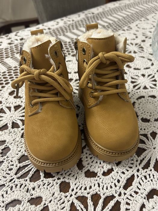 Зимове взуття дитяче нове