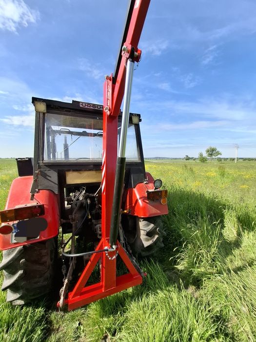 Na tył ciągnika hydrauliczny ładowacz do bel