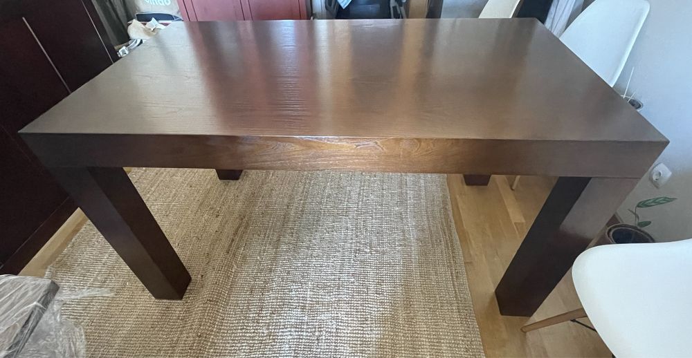 Mesa de jantar em madeira