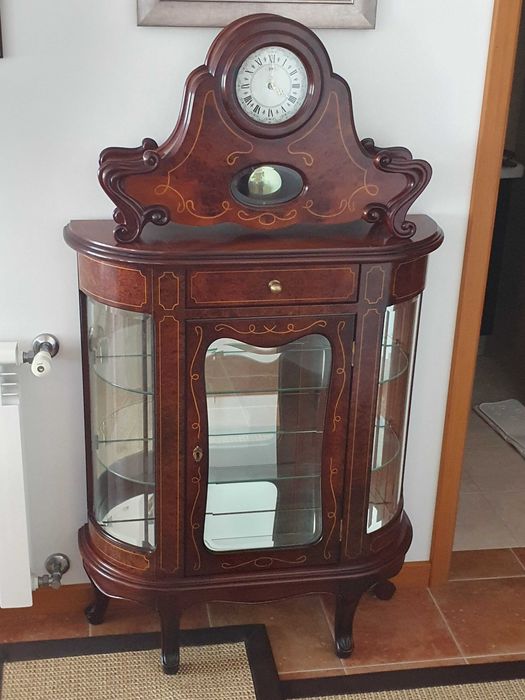 Movel com relogio incorporado